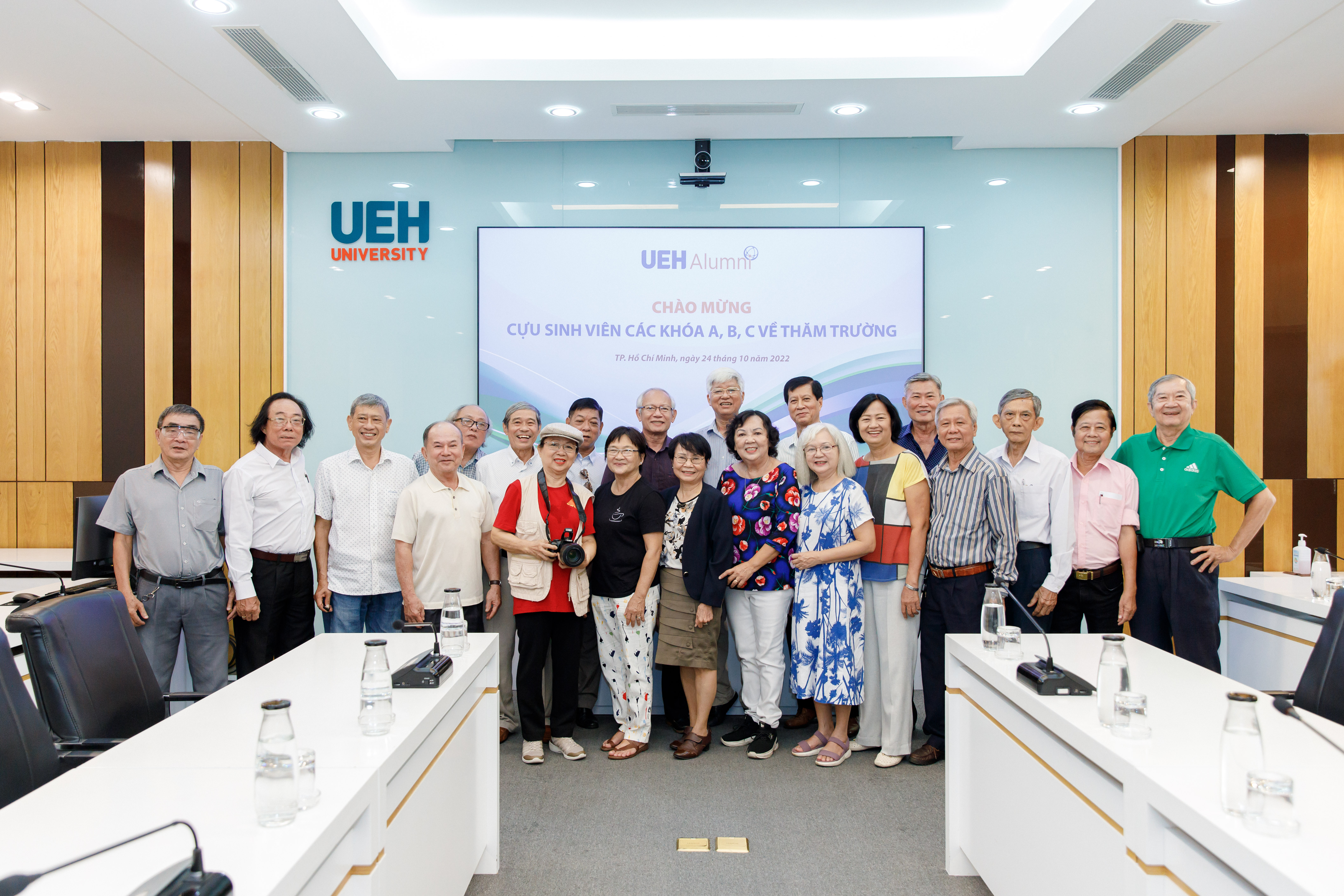 Cựu sinh viên khóa A,B,C về thăm trường