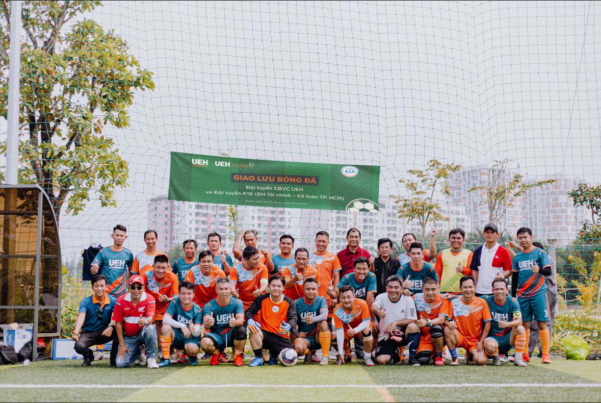 Giao lưu thể thao bóng đá giữa Đội tuyển Cán bộ viên chức UEH và Đội tuyển Cựu sinh viên Khóa 19 (Đại học Tài chính - Kế toán TP.HCM)
